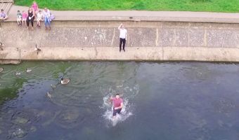 Парень кинулся в воду, чтобы спасти падающий дрон. Железяка лишь равнодушно снимала геройство хозяина